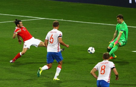 TOULOUSE, FRANCE - JUNE 20: Gareth Bale (1st L) of Wales scores his team's third goal during the UEFA EURO 2016 Group B match between Russia and Wales at Stadium Municipal on June 20, 2016 in Toulouse, France. (Photo by Ian Walton/Getty Images)
