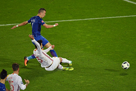 克罗地亚球员佩里西奇（蓝色球衣者）突破西班牙球员的防守，射门得分。(Dennis Grombkowski/Getty Images)