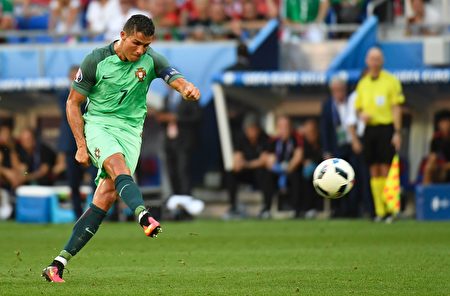 C罗是葡萄牙队的王牌球员。(PHILIPPE DESMAZES/AFP/Getty Images)