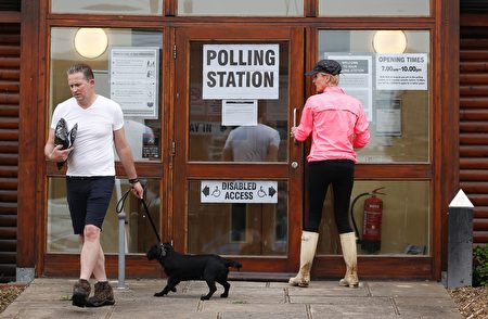 很多选民带狗来投票也是英国投票的独特一景。(ADRIAN DENNIS/AFP/Getty Images)