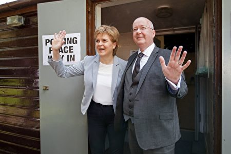 苏格兰第一部长Nicola Sturgeon和她先生Peter Murrell投票。 (ROBERT PERRY/AFP/Getty Images)