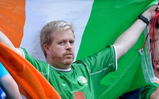 欧洲杯正能量 爱尔兰球迷获巴黎市勋章