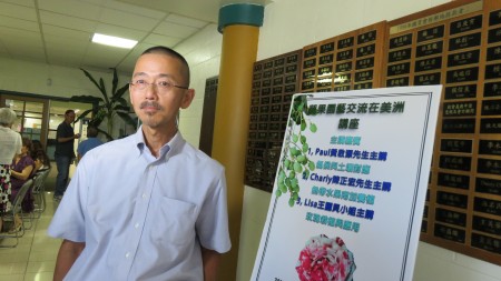 6月26日大洛杉磯臺灣會館舉辦首堂「園藝講座」，園藝達人黃啟源談栽培果樹首重土壤及日光照射，需要配合24節氣。（袁玫/大紀元）