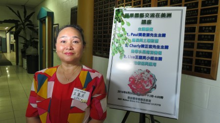 王麗貝提供玫瑰知識。（袁玫/大紀元）