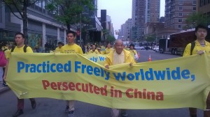 侯明宇的89岁老父亲在5.13世界法轮大法日游行队伍中。(侯明宇提供)