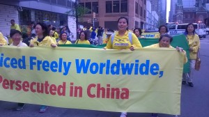侯明宇的母亲在5.13世界法轮大法日游行队伍中(右一),右二是其大姐。(侯明宇提供)