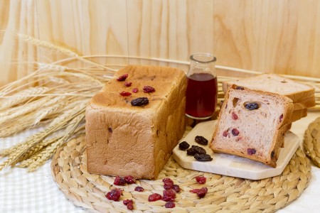 嚴選新鮮採收葡萄、蔓越莓，不榨汁，直接乾燥，保留果乾的天然風味與營養，在地桑椹原汁點綴上色，一添活力精神來源。（阿胖烘焙屋提供）