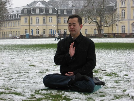 在卡尔斯鲁尔郭居峰在中共禁止法轮功的九年后第一次在公开场合没有恐惧的炼功(攝影:郭居峰本人提供)