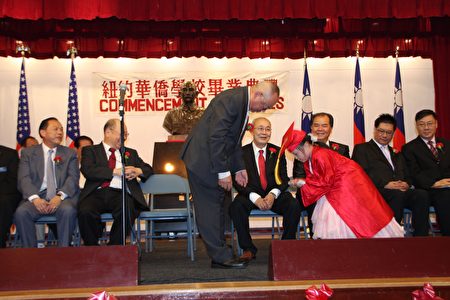 华侨中文学校以“礼仪廉耻”为校训,幼稚班的学童小小年纪已懂得进退之节。图为洪门致公堂主席袁灿章为幼稚班小学童颁发毕业证书。