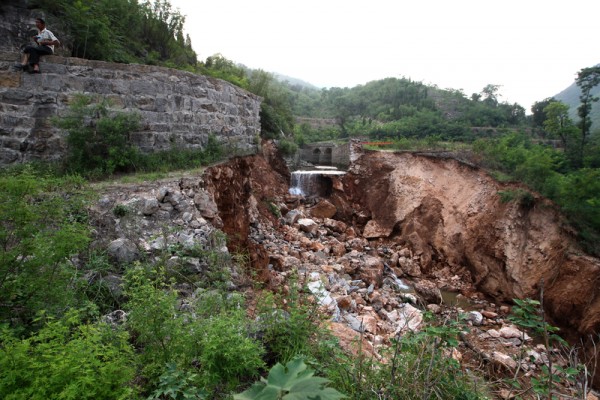 2014年6月23日凌晨，河南省林州市红旗渠的总干渠赵所段发生40米决口，下冲的洪水将附近的赵所村淹没，大量民房被冲毁，农田被淹。图为被洪水淹没的村庄。（大纪元资料室）