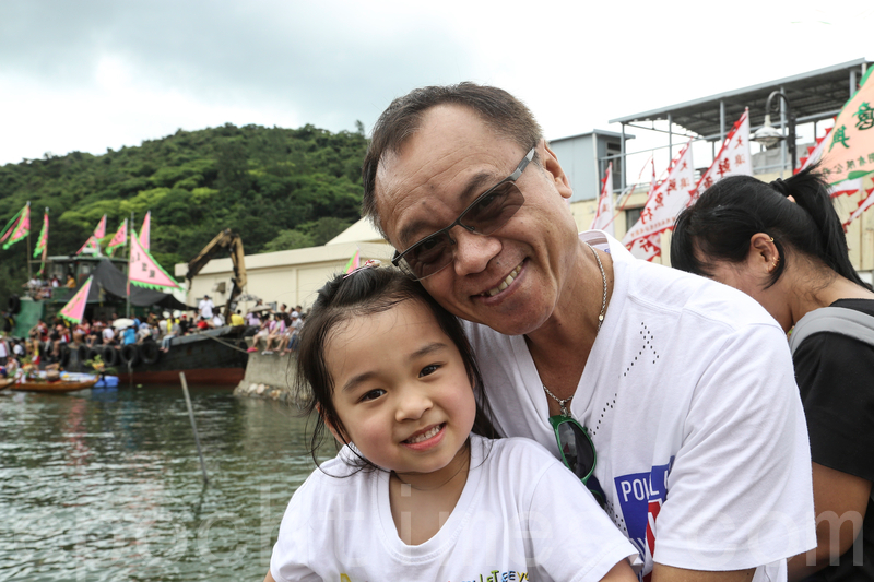 香港迷人漁村大澳,保留一項有過百年歷史的獨有龍舟活動——遊涌。每逢端午節都會吸引了大批港人、大陸以及海外遊客前往觀龍舟、熱鬧過端午。(余鋼/大紀元)