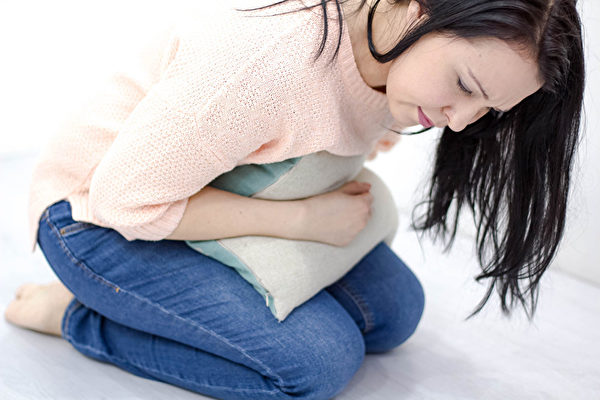 肝癌症状不明显,有时癌细胞已很大,却还被当作腹痛。(Shutterstock)
