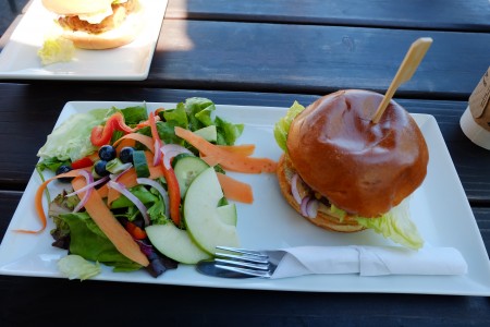 图:Muddy Waters餐厅里的野牛肉汉堡(Bison Burger)分量十足且味道不错,值得一试。(李芝毓/大纪元)