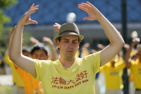 集会当天,法轮功学员在炼功的场面。(任乔生/大纪元)