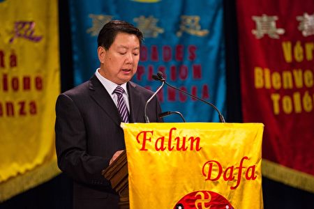法輪功學員在心得交流會上發言。(周行/大紀元)