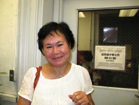 余麗媖代表「波城協勝公會」出席中華公所會議。(馮文鸞/大紀元)