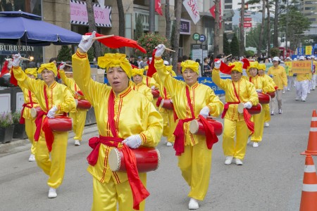 1,韓國法輪功遊行隊伍浩浩蕩蕩,莊嚴神聖。圖為腰鼓隊。(全景林/大紀元)