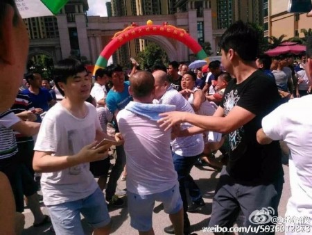7月3日,广东潮州市湘桥区桥东恒大城业主在维权过程中与开发商雇佣的黑社会人员爆发冲突,一名医生业主被当场打死。(网络图片)