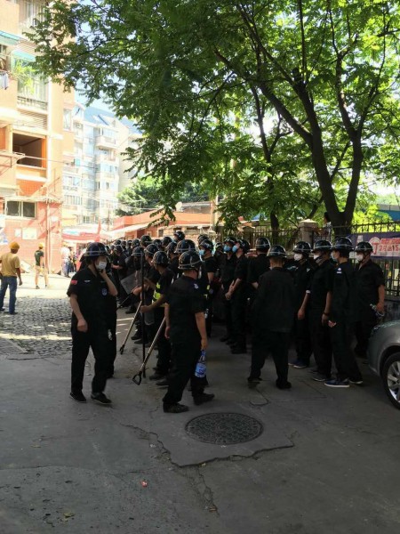 7月15日,福建福州市台江区祥坂社区,上千名特警、城管手持盾牌进行强拆。(网络图片)