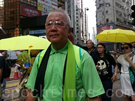前港區人大朱幼麟也有出席今年的七一遊行,他強調一定要追究梁振英「行李門」濫權事件。又認為為了香港有一個新的開始,梁振英必須下台。(林怡/大紀元)