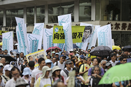 2016香港七一大遊行,逾11萬市民無懼酷暑走上街頭表達對梁振英不滿。(余鋼/大紀元)