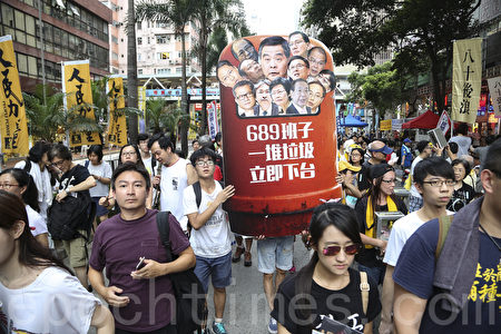 2016香港七一大遊行,逾11萬市民無懼酷暑走上街頭表達對梁振英不滿。(余鋼/大紀元)