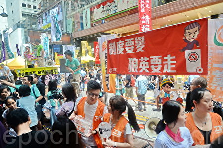 2016香港七一大遊行,逾11萬市民無懼酷暑走上街頭表達對梁振英不滿。(余鋼/大紀元)