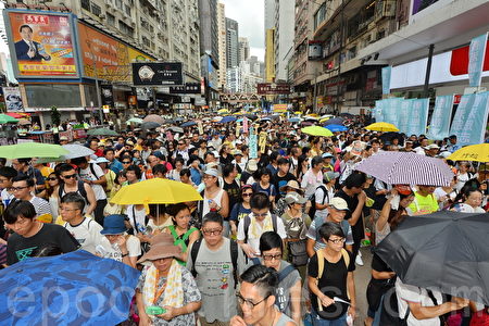 民陣發起七一大遊行,有11萬人參與遊行,今年的遊行主題為「決戰六八九,團結一致,守護香港」。(宋祥龍/大紀元)