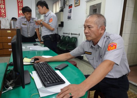 台清寒少年害警摔车 遇暖警送红包鼓励圆梦 台清寒少年害警摔车 遇暖警送红包鼓励圆梦