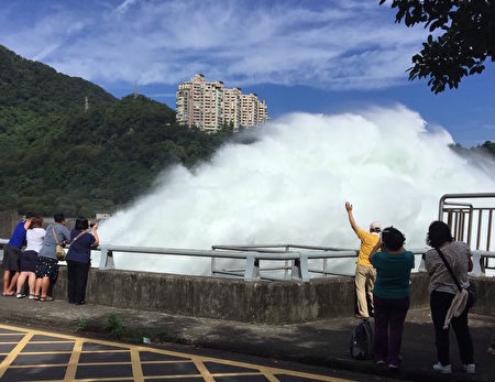 强烈台风尼伯特登陆 全台严防大豪雨 强烈台风尼伯特登陆 全台严防大豪雨