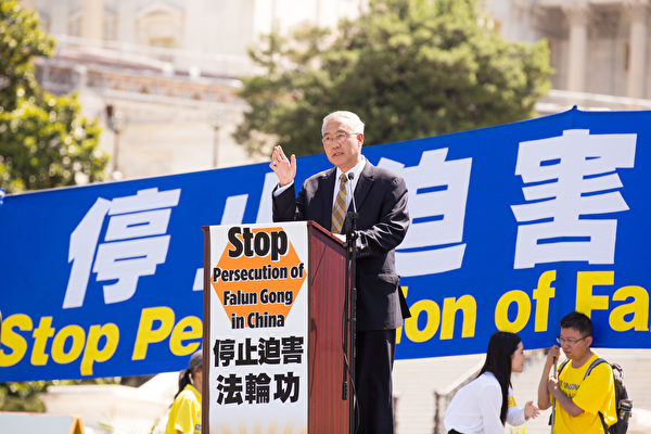 2016年7月14日,法輪功學員在華盛頓DC舉行反迫害、九評退黨集會。「追查迫害法輪功國際組織」主席汪志遠發言表示,1999年中共開始發動法輪功後,中國器官移植業爆炸性增長。統計數據顯示,1991-1998年8年間,中國的肝移植共78例,平均每年9.7例;1999-2006年8年間,肝移植則達到1萬4千多例, 平均每年1,760多例。以1999年分界,前後8年相差180多倍。(戴兵/大紀元)