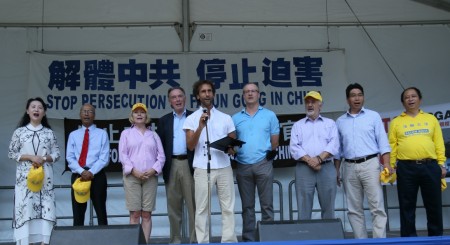 集会结束时,全体嘉宾和集会参与者同声多次朗声念:法轮大法好。(任乔生/大纪元)