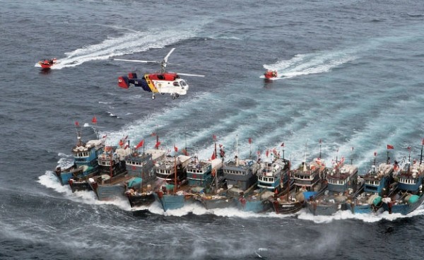 2012年11月，在韩国西部海域非法作业的11艘中国渔船，用粗绳连接在一起，抵抗韩国海警查缉。（Getty Images）