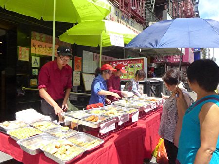 華埠漫游節,商家將餐桌擺上街,奉上美食。