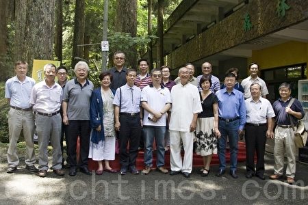 台大实验林管理处处长蔡明哲(中)、王秀杞(左4)、彭镜毅(左5)及与会来宾在秋海棠与雕塑特展会场前合影。(彭秋燕/大纪元)