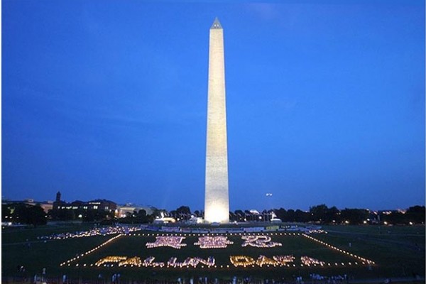2001年7.20，来自世界各地的部分法轮功学员在华盛顿纪念碑前举行大型烛光夜悼，悼念在中国大陆被迫害致死的法轮功学员。（明慧网）