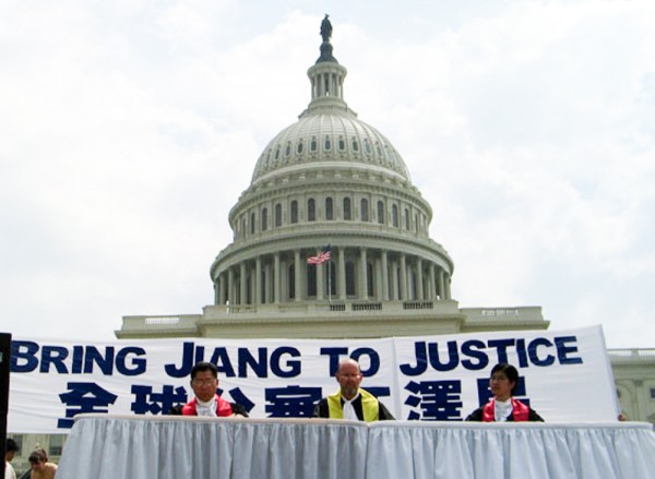 2003年7.20,来自世界各地的部分法轮功学员在国会大厦前举行大型反迫害集会。图为模拟法庭审判江泽民。(李莎/大纪元)
