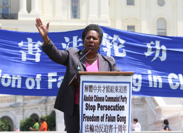 2009年7.20,德州国会众议员杰克逊在法轮功反迫害集会上发言。(李莎/大纪元)