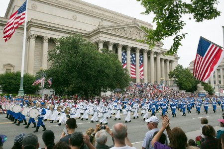7月4日是美國獨立日，華盛頓地區部份法輪功學員參加了在特區及周邊幾個城市舉行的節日遊行，受到觀眾的歡迎。圖為首都獨立日大遊行。(李莎/大紀元）