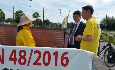 2016年7月6日,来自丹麦的法轮功学员鲍学珍,在给Batten议员讲自己险些被活摘器官的遭遇。(黎平/大纪元)