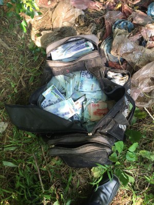 第一银行盗领案,警方在内湖区西湖公园隐秘处,找到一个破烂垃圾袋,里面疑似就是剩余赃款,金额还在清点中。(警方提供)