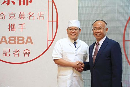 日本京都宝泉堂名列日本最美味50家甜点店,是许多游客赴日必买的伴手礼,代表古田智史日前也受邀来台献艺,展现日本职人文化。图左为日本京都宝泉堂代表古田智史、右为BBA集团总裁叶信村。(ABBA集团提供)