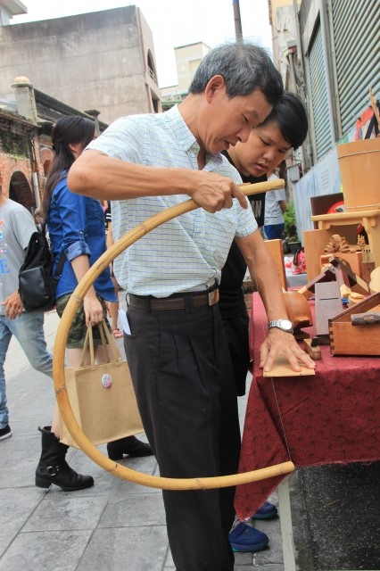 陳啟文的木藝展 ,他用極少見的弓鋸去鋸木片。(謝月琴/大紀元)