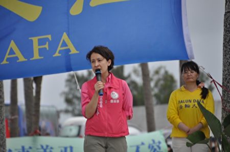立委蕭美琴說,讓全世界愛好人權、愛好自由的人一起譴責江澤民;法輪功學員一年又一年的齊聚走出來呼籲,定要堅定勇敢的走下去,直至停止迫害。(詹亦菱/大紀元)