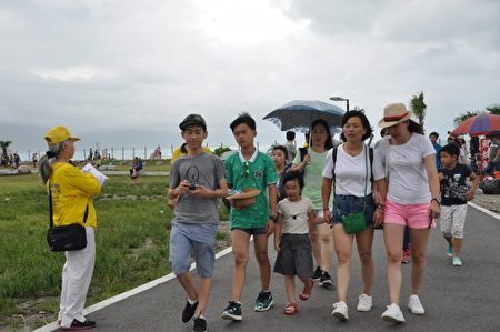 花蓮法輪功學員來到七星潭海灘,對於江澤民活摘法輪功學員器官罪行,真相告訴遊客,簽署舉報江澤民訴之法律。(詹亦菱/大紀元)