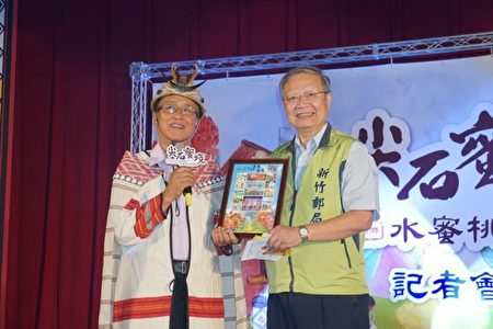 尖石乡长云天宝(左)感谢邮局帮忙促销水蜜桃。(新竹县政府提供)