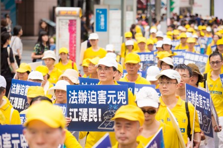 来自全台各地的部分法轮功学员,17日在台北街头举办反迫害17周年大游行。(陈柏州/大纪元)