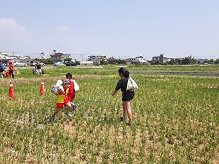 扛米袋。(五结乡公所提供)