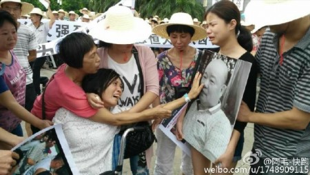家属与业主数百人于7月5日下午到市政府维权请愿。(网络图片)