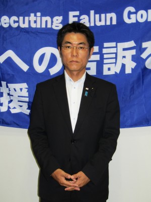 广岛县议会议员石桥林太郎对法轮功遭受的迫害一直表示关切,并对控告江泽民活动表示全力支持。(田振宇/大纪元)